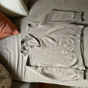 Oscar Jacobson Half zip - Säljer nu min Oscar Jacobsson half zip i jätteskönt material. Den är i storlek S och är för liten för mig och därför säljes den. Fint skick, inga skador, inte nopprig och bra passform.