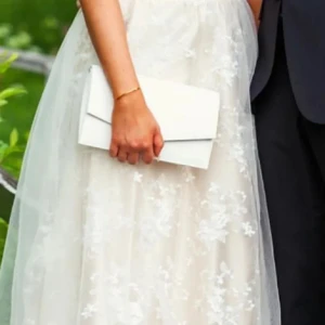 Kuvertväska  - Endast använd 1 gång lite smutsig se bilder, men annars bra skick. Rymlig och stor 