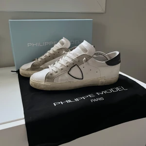 Philippe Model Paris - Säljer nu dessa snygga Philppe Model skor, dom är i hyfsat skick, (7/10) Storlek 42, nypris runt 3000-3500, mitt pris 1499!!! Sjävklart ingår box och dustbag. Kan även tvättas före frakt. 
