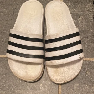 Adidas tofflor - Lite smutsiga men kommer tvätta innan jag skickar dem men annars bra skick