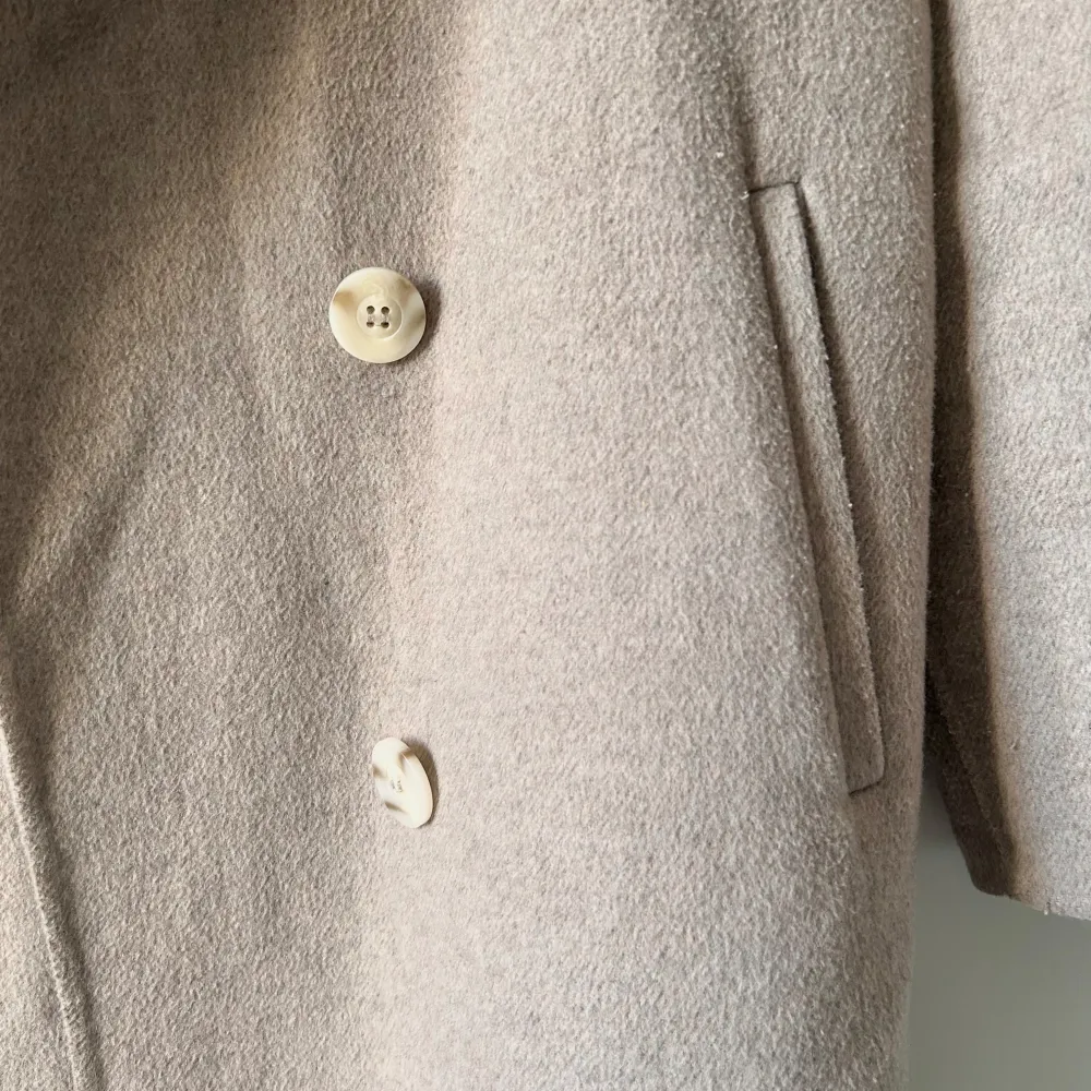 Stilren beige kappa från ZARA. Använd men i fint skick. Lite nopprig runt fickor och under ärmar (se bilder).  Strl XS men lite oversize så passar äver dig som är S.  Material ull och polyester.  Skriv om du har frågor. ☺️. Jackor.