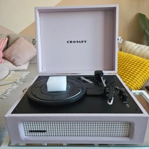 Crosley portable turntable - Superfin crosley skivspelare som även kan kopplas med bluetooth. Nyskick, har testat bluetooth och funkar jättebra! Säljer då jag har två skivspelare. Nypris är 1300. Köpare betalar frakt på 161 kr. Vid frågor skicka ett meddelande 💞