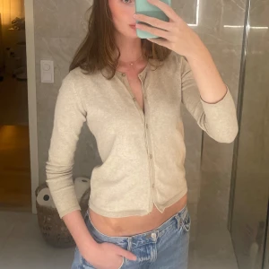 Kofta  - Beige kofta med gulddetaljer längs knapparna. Gott skick. 