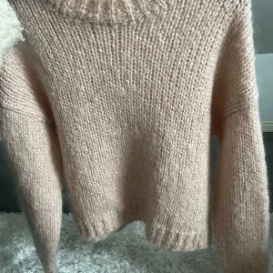 Stickad mohair blend h&m - Jätte bra skick och använd fåtal gånger. Storlek S💞 om inga frågor är det bara att klicka på ”köp nu”💞