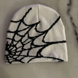 Svartvit Mössa - Svartvit spider mössa, bra kvalite helt oanvänd. // NordicSell®️