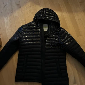 Moose knuckles jacka - En skön moose knuckles jacka i storlek L men passar kanske vissa med lite större M, jackan är 9/10 skick men ser inte att den är andvänd innan. Kan gå ner i pris vid en snabb affär, 