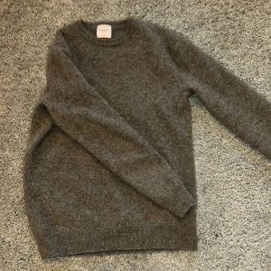 John Henric tröja 100% Kashmir  - Säljer nu denna John Henric tröja i Kashmir eftersom den har krympt lite, och inte passar längre även fast den är sparsamt använd. Nypris är lite mer än 2000 och jag säljer för 800, kan sänkas vid snabb affär. Det står strl M men passar mer som S/XS. Modellen är 172 och väger 55kg 