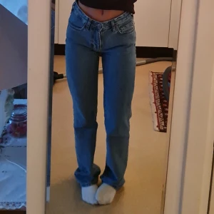 Jeans  - Low waist jeans från bikbok. W24 men något uttöjda, men fint skick