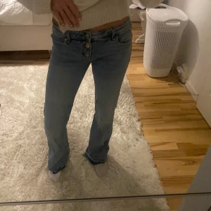 Lågmidjade jeans - Så fina lågmidjade jeans från Gina, storlek 158, skulle motsvara en xs ungefär ❤️❤️ uppsprätta längst ner 