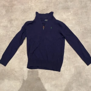 Polo Ralph Lauren half zip - Tjena, lägger nu ut min Ralph lauren half zip i högsta kvalitet merinoull, storleken är herr xs så passar dig som är runt 165/ 170 ungefär, skicket är jätte fint och kan tänka mig att sänka priset vid en snabb och smidig affär, skriv vid funderingar 