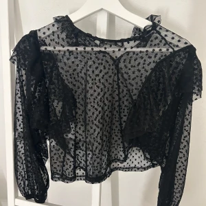 Topp från Zara - Väldigt snygg blus som passar perfekt till fina tillfällen eller fest. Använd ett fåtal gånger.💓