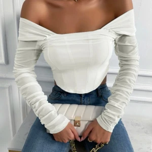 Vit topp  - Superfin vit topp med rysch armar som endast kommit till användning 2 gånger. Toppen är både fin som festlig och vardags topp. Säljer då den inte kommer till användning. Den är slutsåld!