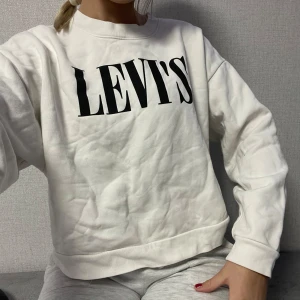 Levis sweatshirt  - En Levis sweatshirt i storlek M som passar mig som är 172 cm lång och bär storlek S. Den har en pytte fläck som inte syns där av priset