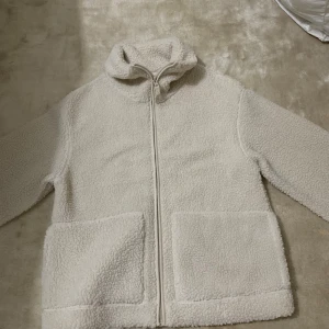 Vit jacka i pilé  - Helt ny med etikett.  Storlek M, lite oversized i storleken  Skriv gärna vid frågor eller intresse!