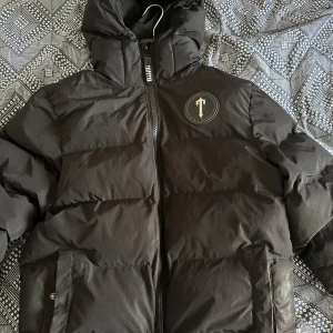 Trapstar Irongate Vinterjacka | Pris går att diskuteras - Inköpt 2022 av en kille på eBay, Har hans kvitto på bild men kan inte verifiera autenticitet samt att ena fickan har en trasig knapp. Priset kan diskuteras då den har en defekt 