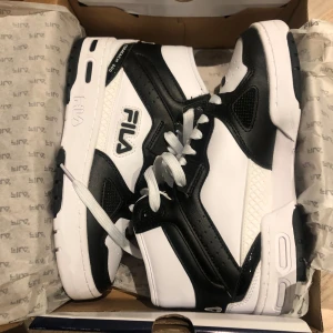 Nya FILA sneakers - Helt nya sneakers i originalbox. Säljes pga för liten Strl. Jr 37,5 - som en 37:a
