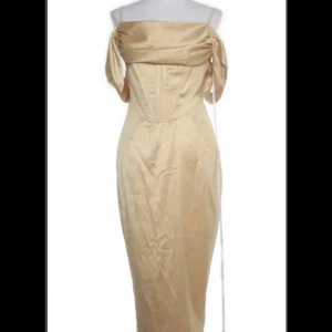 Klänning Missguided x Carli Bybel - Jättefin klänning från Missguided (x Carli Bybel). Passar super till bröllop, bal, vad som! 👸🏽Storlek 38. Som ni kan se har den tyvärr aldrig kommit till användning för mig - lappen sitter kvar samt ”plomberingen”. Skickar gärna fler bilder 💛