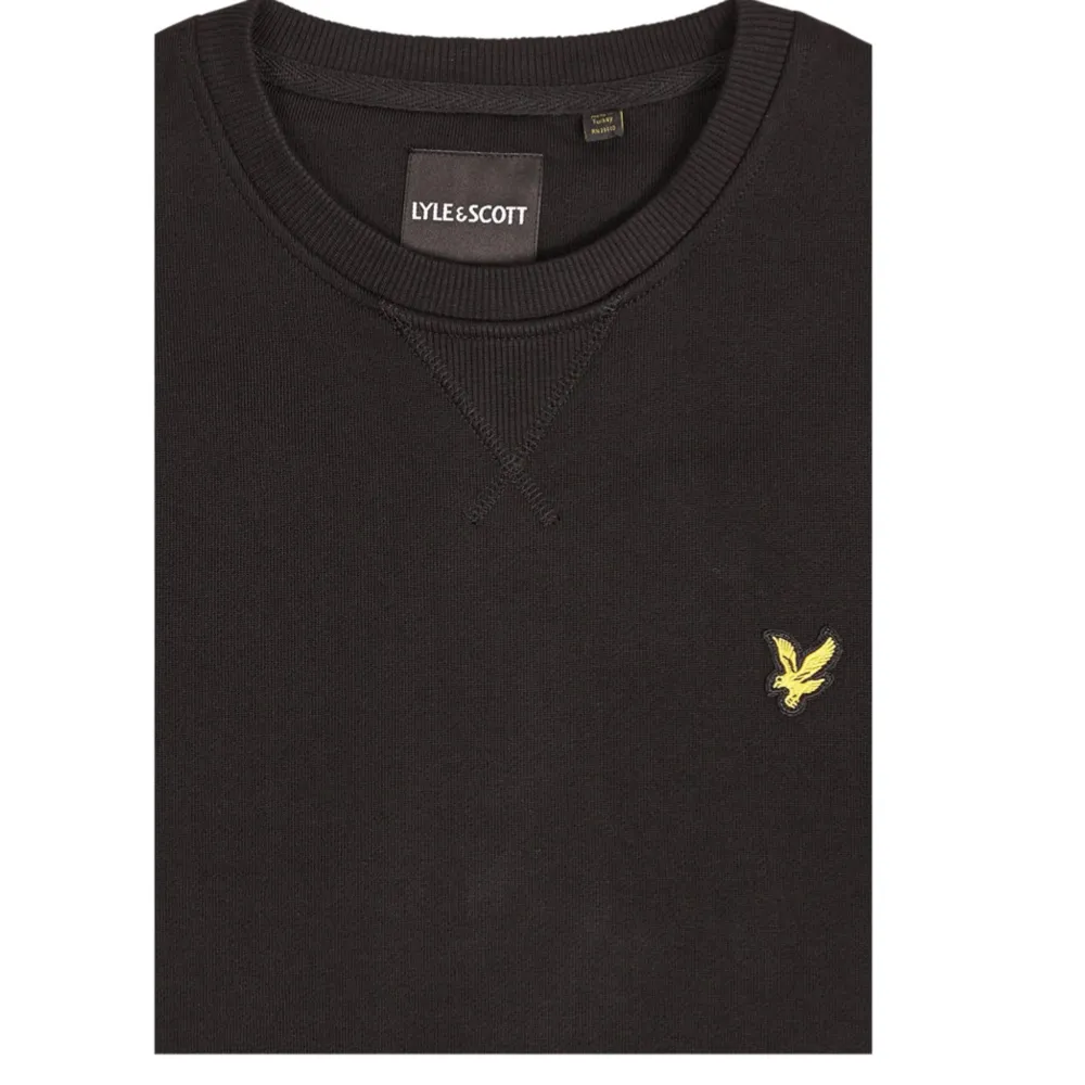 Säljer denna ursnygga svarta Lyle & Scott sweatshirten i storlek M. Använd 2-3 gånger, men säljer för den tyvärr är för stor. Nypris 800kr, men pris går att diskutera.💘. Hoodies.