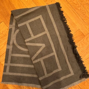 Halsduk från TOTEME - Helt ny halsduk i kashmir från TOTEME 