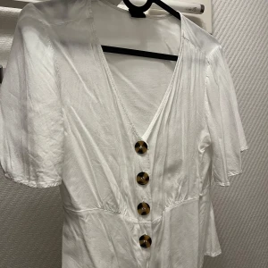 Blus  - Blus från Gina Tricot i storlek 36. Finns i Skövde men kan fraktas! 