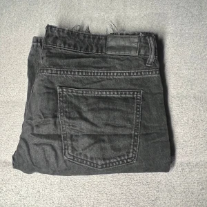 Lager 157 Icon L  - Säljer ett par svarta jeans från lager 157 i modellen Icon. Ganska slitna därav priset 