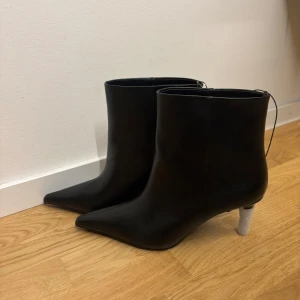 Svarta boots med klack - Snygga svarta boots med spetsig tå och klack. Perfekta för en stilren look. De har en elegant design som passar till många olika tillfällen.