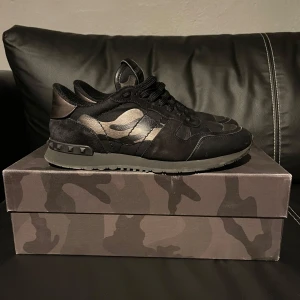 Valentino rockrunner - Säljer mina svarta valentino rockrunner, size 40 