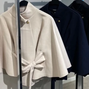 Beige poncho - Poncho i beige med knytband i midjan och dekorativa knappar. Med en stilren design som passar till många tillfällen. Endast använd 3 gånger 