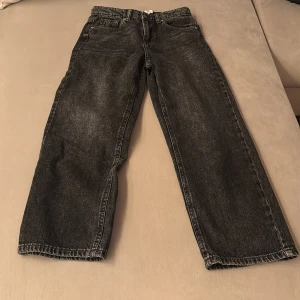 Svarta jeans name it  - Oanvända byxor. Säljer ett par svarta jeans från Name It i storlek 134. Byxorna har en klassisk design med fem fickor och en rak passform. Perfekta för vardagsbruk och passar till det mesta i garderoben. Nypris 