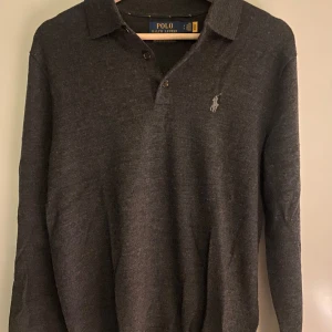 Polo Ralph Lauren tröja - Storlek S,  Använd 3 gånger, färg grå/svart