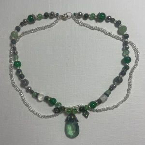 Halsband skogsdrottning  - Justerbart, handgjort halsband i kvalitetspärlor❣️