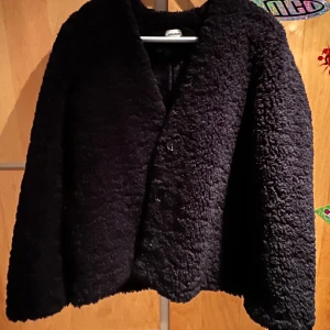 Zadig & Voltaire - As rare Zadig & Voltaire jacka🔥🔥                                   Material är sjuukt mjukt samt hög kvalité!                    Passar för medium/large                                                              Inga tecken på användning och är äkta.                                             Original pris, 6000-8000kr