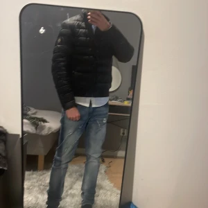 Svart pufferjacka från Belstaff - Säljer en stilren svart pufferjacka från Belstaff Jackan har en quiltad design med dragkedja framtill och långa ärmar. Perfekt för kyligare dagar. Riktigt fet samt mocka på insida krage. Denna jackan går för 4800 original pris och priset för denna ligger för 1899. PRISET GÅR ATT DISKUTERAS!!!