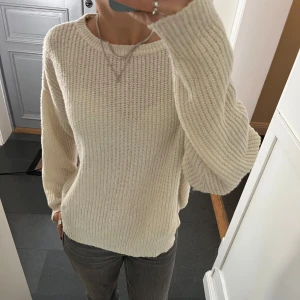 Beige stickad tröja  - Beige stickad tröja från NA-KD i storlek S, passar även M. Fint skick förutom att den är lite nopprig. Använd gärna köp nu!