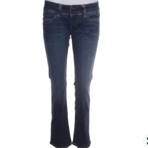 Mörkblå Pepe Jeans - Jättefina jeans från Pepe jeans storlek 30. Väldigt lågmidjade och perfekt lagom bootcut. Superfint skick. Bra pris för att jag vill få dem sålda🙂 (straight leg)