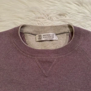 Brunello Cucinelli Crewneck - Säljer nu min riktigt feta tröja från Brunello Cucinelli! Nypris på cirka 6499kr och är i grymt skick. Hör av er vid frågor & funderingar!🤝