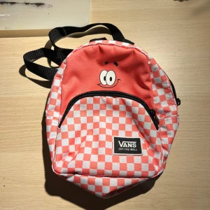 Rutig mini ryggsäck från Vans - Säljer en rutig mini ryggsäck i Svampbob edition från Vans. Väskan har en dragkedja och justerbara svarta axelremmar 🧽