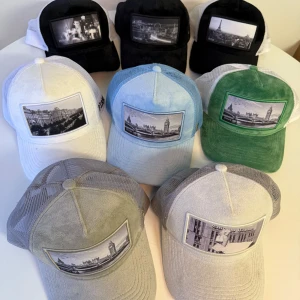 Velvet kepsar  - 8 stycken Velvet kepsar säljes tillsammans. Ej separat. Perfekt för dig som vill börja med ex reselling eller få ett stort urval på kepsar! En är använd resten är i nyskick! 