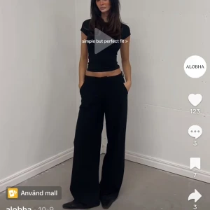 Svarta vida byxor - Snygga svarta byxor med låg midja och en vid passform. Helt nya med lappen kvar. Nypris 800kr. 