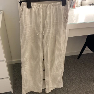 Linnebyxor  - Randiga linnebyxor från Gina. Jag har använt dessa som pyjamasbyxor då materialet är väldigt bekvämt. Passar mig som är 160cm lång men passar nåt några cm kortare eller längre också💘skriv om funderingar!
