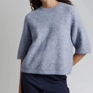 Other stories trekvartsärm - Säljer den här stilrena och asss snygga blå ulltröja med trekvartsärm från other stories. Perfekt för kyligare dagar och ger en avslappnad men elegant look. Skriv för frågor eller mer bilder💕💕