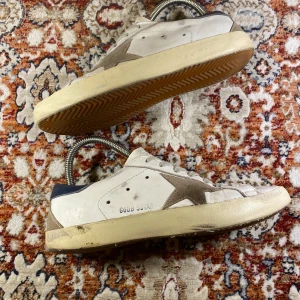 Golden Goose Skor - Hej! Säljer nu mina skor från märket Golden Goose , storlek 41,  bra skick  , tveka inte på att höra av dig om du har frågor eller funderingar kring skorna!