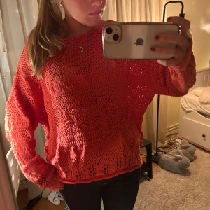 Orange stickad tröja - Säljer en snygg orange/röd stickad tröja med ett luftigt mönster.❤️‍🔥❤️‍🔥 från stories!