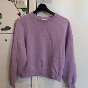 Lila sweatshirt från Gina Tricot  - Säljer en lila sweatshirt från Gina Tricot. Tröjan har en rund halsringning och långa ärmar. Perfekt för en avslappnad stil.