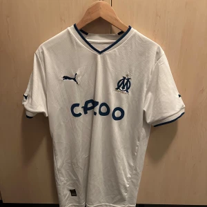 Fotbollströjor  - Denna är inte använda bara att prislappen tog jag bort så passar på att sälja dessa för dem är för stora för mig ♥️♥️