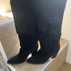 Säljer mina coola boots från Boohoo💝 - Säljer nu mina boots då de inte kommer till någon vidare användning längre, nytt skick, inga defekter, perfekta nu till nyår, nypris 599💝💝