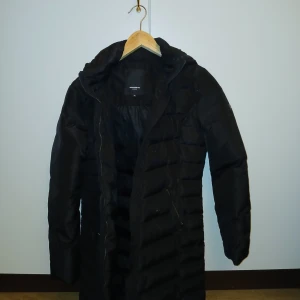 Svart dunjacka från Rockandblue - Hej! Jag säljer min rock and blue jacka som kostade 2200 kr den är nästan helt oanvänd o är i gott skick jag säljer pga fel strl. Strl 38 jag säljer den för 1000 kr. Priset kan diskuteras. Jag tar swish Finns I Huddinge Centrum.