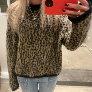 Leopardmönstrad tröja från & Other Stories - Leopardmönstrad tröja från & Other Stories. Gjord på bland annat mohair!