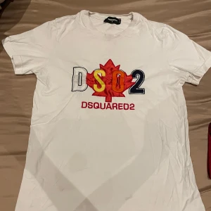 Dsquared2 T-shirt - Säljer en Dsquared T-shirt den är i bra skick och anledningen till att jag säljer den är för liten på mig har inte använt den så mycket