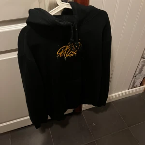 Svart hoodie märkt med  Blessed ink - Säljer en svart hoodie med gul text märkt Blessed ink limiterad tröja så att går inte att få tag på 